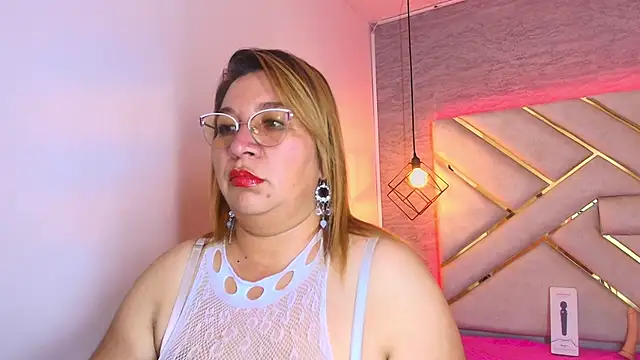 Snapshot of MaylinRosse_ chatting on November 8, 2025, 7:28 pm MaylinRosse online show from November 8, 2025, 7:28 pm