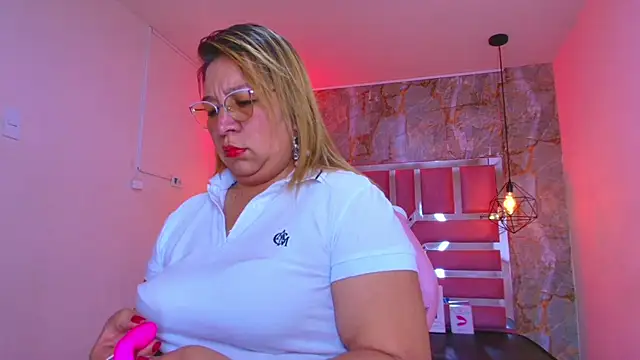 Snapshot of MaylinRosse_ chatting on November 18, 2025, 7:28 pm MaylinRosse online show from November 18, 2025, 7:28 pm