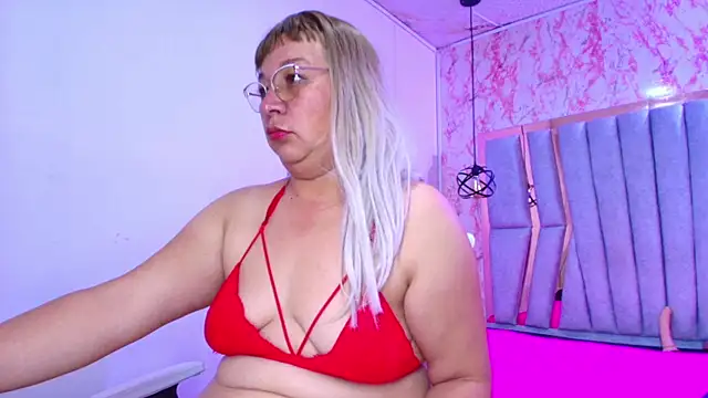 Snapshot of MaylinRosse_ chatting on October 29, 2025, 7:13 pm MaylinRosse online show from October 29, 2025, 7:13 pm