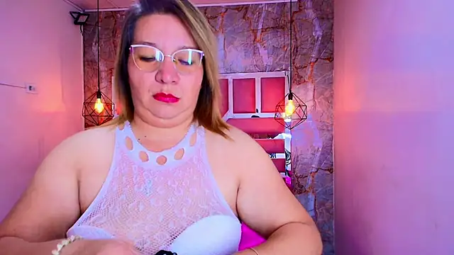 Snapshot of MaylinRosse_ chatting on January 15, 2026, 6:44 pm MaylinRosse online show from January 15, 2026, 6:44 pm