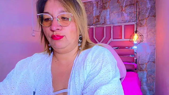 Snapshot of MaylinRosse_ chatting on February 4, 2026, 7:09 pm MaylinRosse online show from February 4, 2026, 7:09 pm