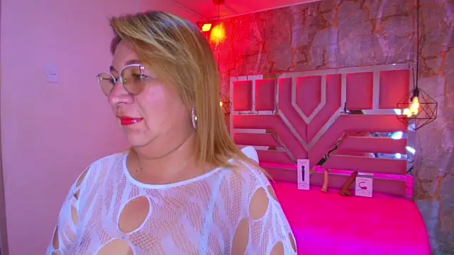 Snapshot of MaylinRosse_ chatting on November 12, 2025, 6:56 pm MaylinRosse online show from November 12, 2025, 6:56 pm