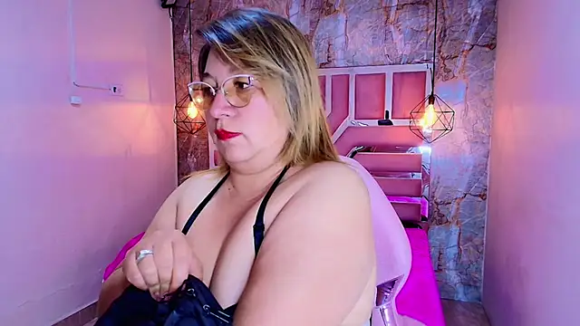 Snapshot of MaylinRosse_ chatting on February 12, 2026, 8:19 pm MaylinRosse online show from February 12, 2026, 8:19 pm