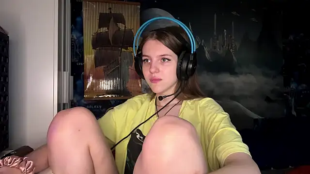 Elira Breeze online show from November 10, 2025, 1:16 pm