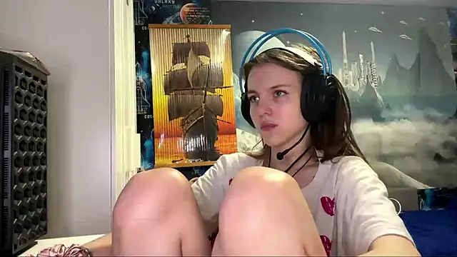 Elira Breeze online show from December 3, 2025, 12:48 pm