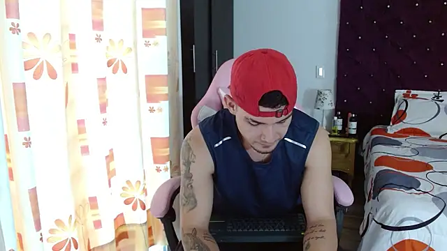 BooyHott  online show from October 25, 2025, 7:25 pm