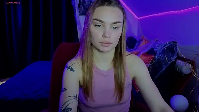 KitsyMoore online show from October 28, 2025, 1:10 pm