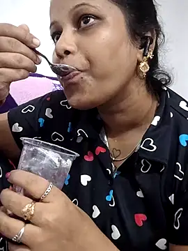 sweetqueen143 online show from May 17, 2026, 6:46 am