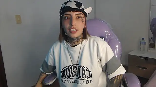 Gyal 8  online show from November 6, 2025, 3:21 am