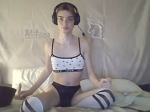 Snapshot of Luna_Samosienko chatting on November 6, 2025, 12:47 am Luna Samosienko online show from November 6, 2025, 12:47 am