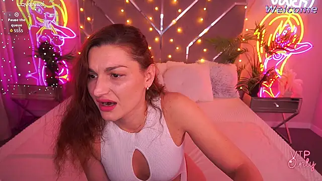 Snapshot of EllaGoldenn chatting on January 31, 2026, 10:08 pm EllaGoldenn online show from January 31, 2026, 10:08 pm