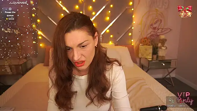 Snapshot of EllaGoldenn chatting on January 13, 2026, 9:41 pm EllaGoldenn online show from January 13, 2026, 9:41 pm