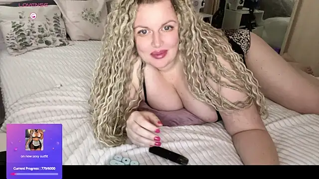 Snapshot of Nivika chatting on October 3, 2025, 7:32 am Nivika online show from October 3, 2025, 7:32 am