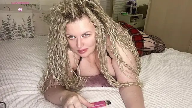 Snapshot of Nivika chatting on November 4, 2025, 10:13 pm Nivika online show from November 4, 2025, 10:13 pm