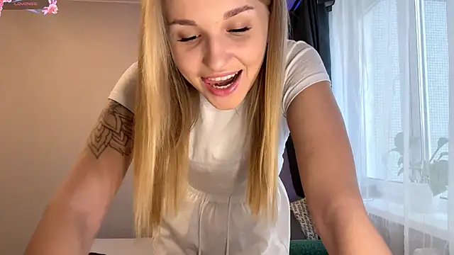 TanekaBoitel online show from November 26, 2025, 11:32 am