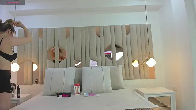 Sophia Angel  online show from October 3, 2025, 8:32 pm