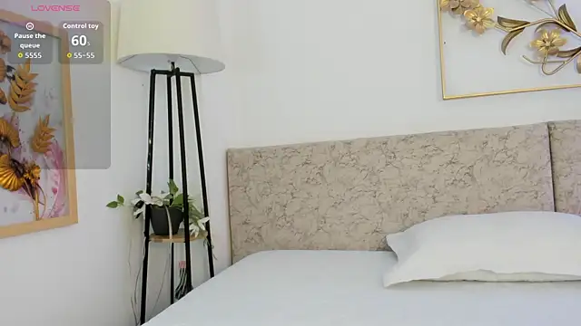 Snapshot of _Malak chatting on December 4, 2025, 6:29 pm Malak online show from December 4, 2025, 6:29 pm