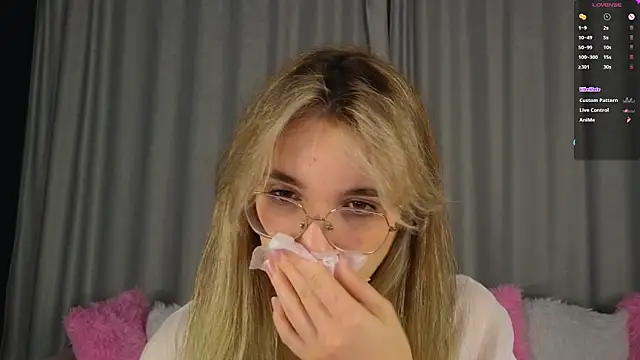 vivyboo111 online show from November 14, 2025, 8:23 pm