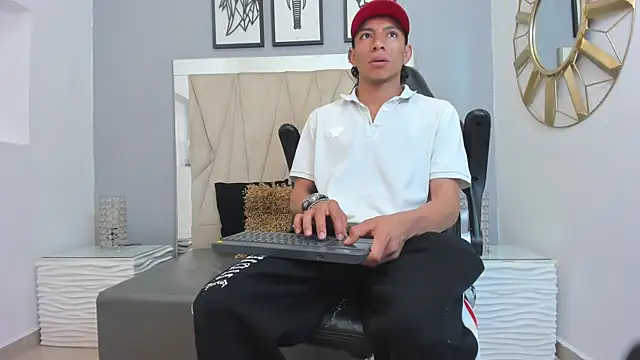 Snapshot of mickey_beasley chatting on October 19, 2025, 7:05 pm mickey beasley online show from October 19, 2025, 7:05 pm
