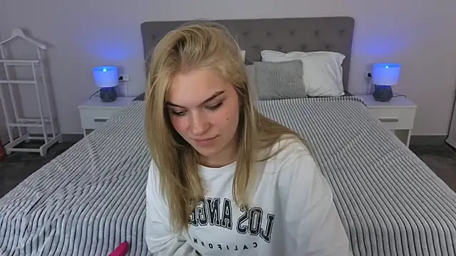 AlinaLiii online show from April 28, 2026, 7:51 pm