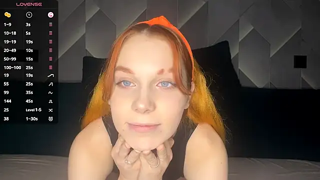 FoxLina online show from December 4, 2025, 7:57 pm