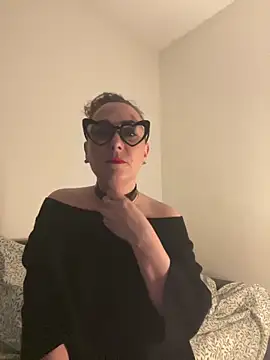 Reine du Vice84 online show from February 9, 2026, 9:46 pm