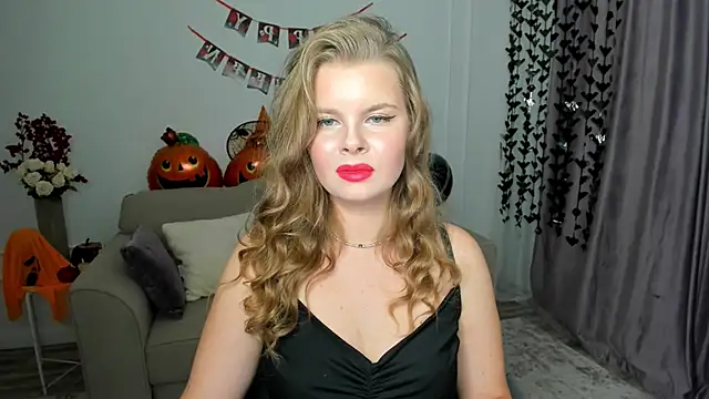 Snapshot of WildeDesiree chatting on October 20, 2025, 12:27 pm WildeDesiree online show from October 20, 2025, 12:27 pm