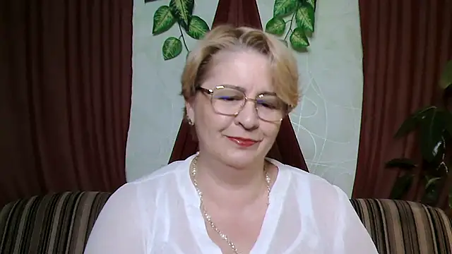 Snapshot of Selena-Velvet chatting on October 18, 2025, 1:24 pm Selena-Velvet online show from October 18, 2025, 1:24 pm