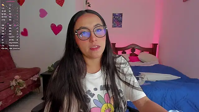 Snapshot of SophieLAmour chatting on October 5, 2025, 12:01 am SophieLAmour online show from October 5, 2025, 12:01 am