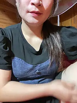 violet-00 online show from May 17, 2026, 2:11 am