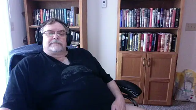 Vinyl22xh online show from April 15, 2026, 4:11 pm