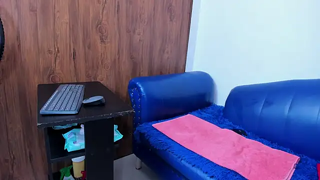 HotNana4U online show from April 8, 2026, 1:34 pm