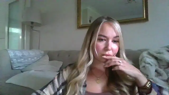 Snapshot of BarbieDolly_x chatting on September 23, 2025, 5:42 pm BarbieDolly x online show from September 23, 2025, 5:42 pm