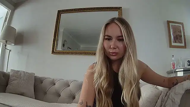 Snapshot of BarbieDolly_x chatting on September 30, 2025, 1:28 pm BarbieDolly x online show from September 30, 2025, 1:28 pm