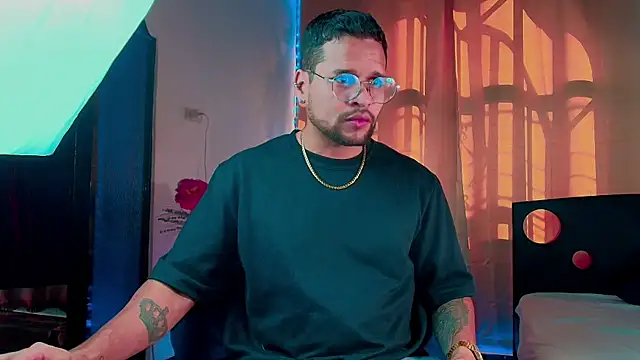 LucasGaeel online show from November 4, 2025, 8:23 pm