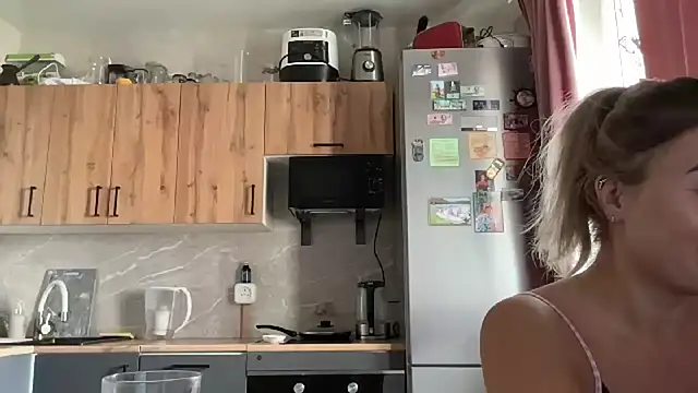 Miravynn online show from April 3, 2026, 9:27 am