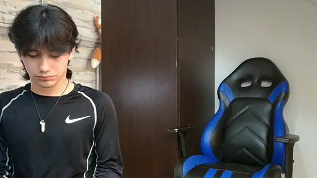 Snapshot of Lovers_21 chatting on April 2, 2026, 4:08 am Lovers 21 online show from April 2, 2026, 4:08 am