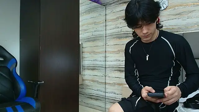 Snapshot of Lovers_21 chatting on April 3, 2026, 4:08 am Lovers 21 online show from April 3, 2026, 4:08 am