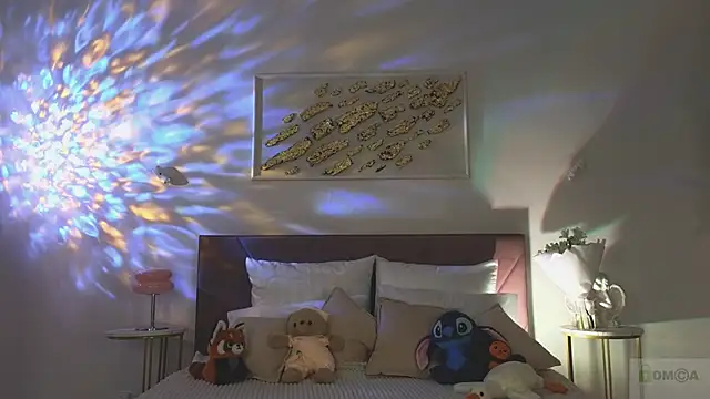 Nicole Broown  online show from December 4, 2025, 9:14 pm