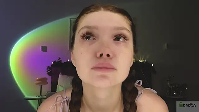 Nicole Broown  online show from December 19, 2025, 8:55 pm