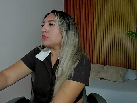 Snapshot of kiara_mirren chatting on October 23, 2025, 12:37 pm kiara mirren online show from October 23, 2025, 12:37 pm