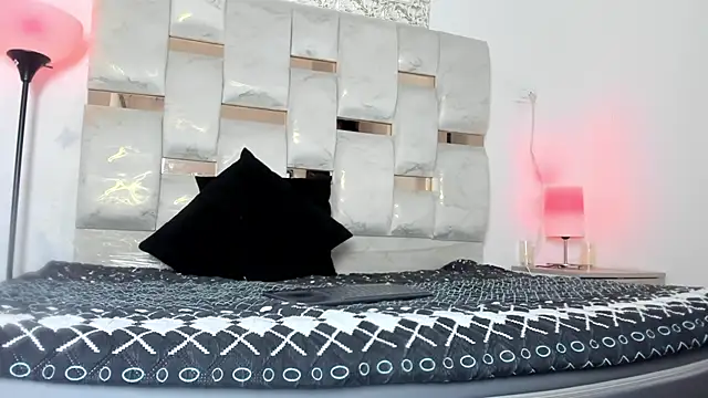 Nyra 18 online show from November 14, 2025, 8:18 am