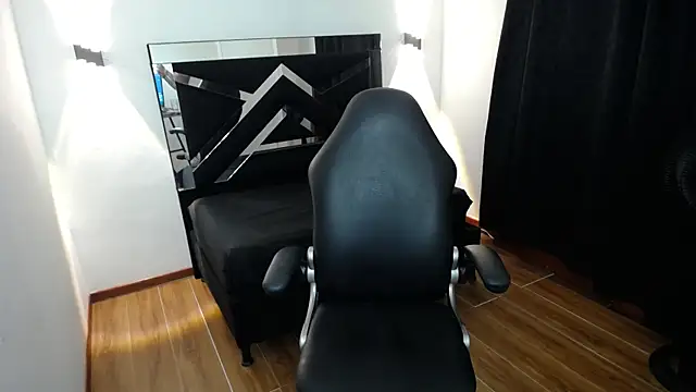 MarianaRojas  online show from November 11, 2025, 3:23 am