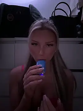 blondeeee online show from March 10, 2026, 6:34 pm