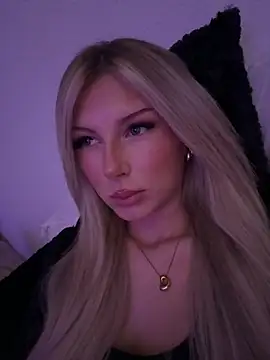 blondeeee online show from April 15, 2026, 4:33 pm