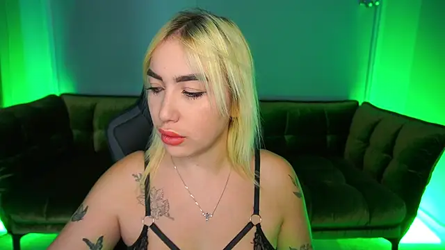 MariellaVi online show from October 20, 2025, 7:36 pm