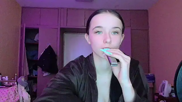 Snapshot of Emilia_Light chatting on April 6, 2026, 6:25 am Emilia Light online show from April 6, 2026, 6:25 am