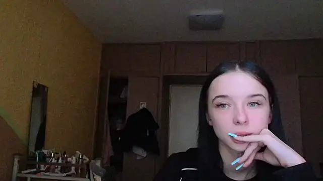 Snapshot of Emilia_Light chatting on April 3, 2026, 8:10 am Emilia Light online show from April 3, 2026, 8:10 am