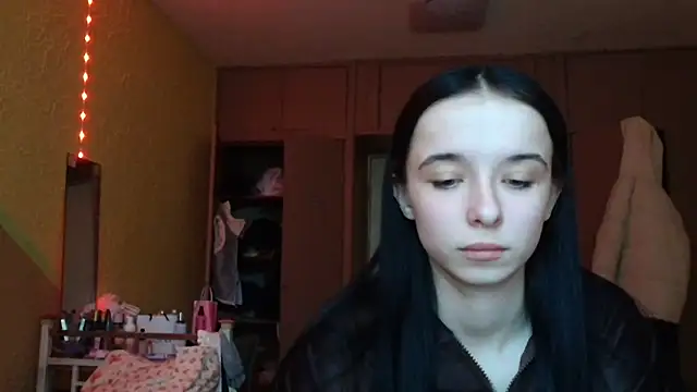 Snapshot of Emilia_Light chatting on March 4, 2026, 8:33 am Emilia Light online show from March 4, 2026, 8:33 am