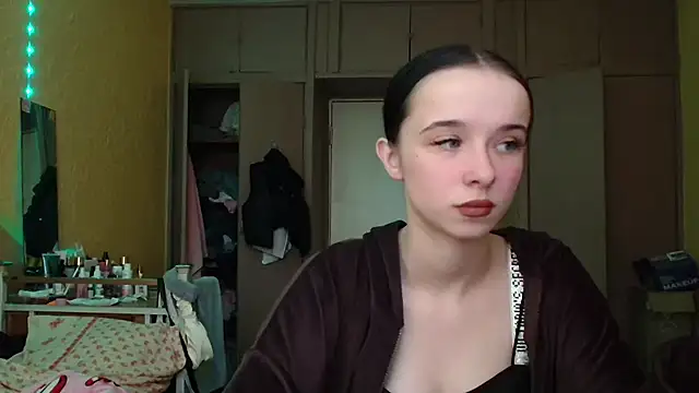 Snapshot of Emilia_Light chatting on April 1, 2026, 2:14 pm Emilia Light online show from April 1, 2026, 2:14 pm